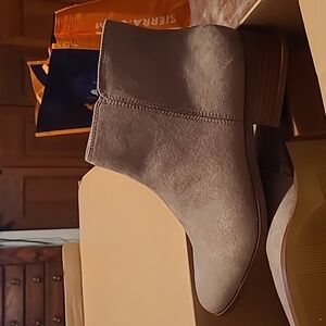 New in Box J.Crew Factory Flat Ankle Boots Size 9 Womens